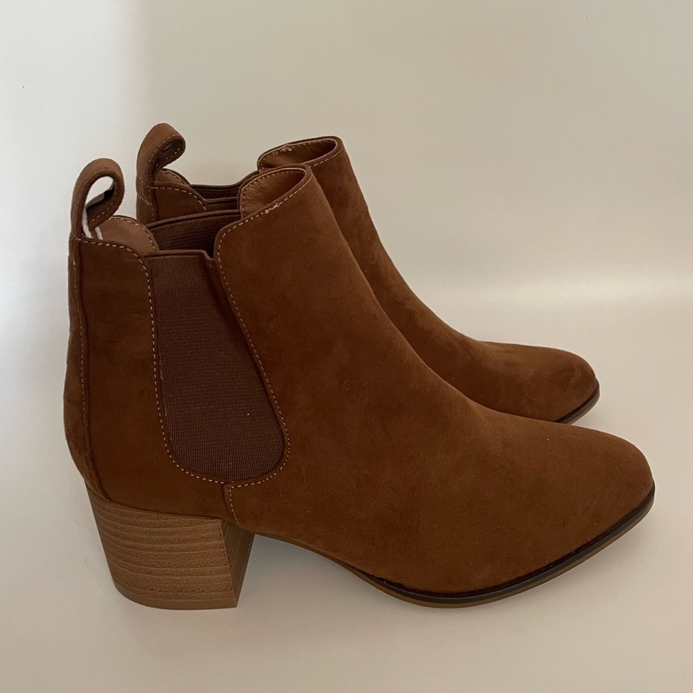 American Eagle Tan Suede Boots Women’s size 7. NWT